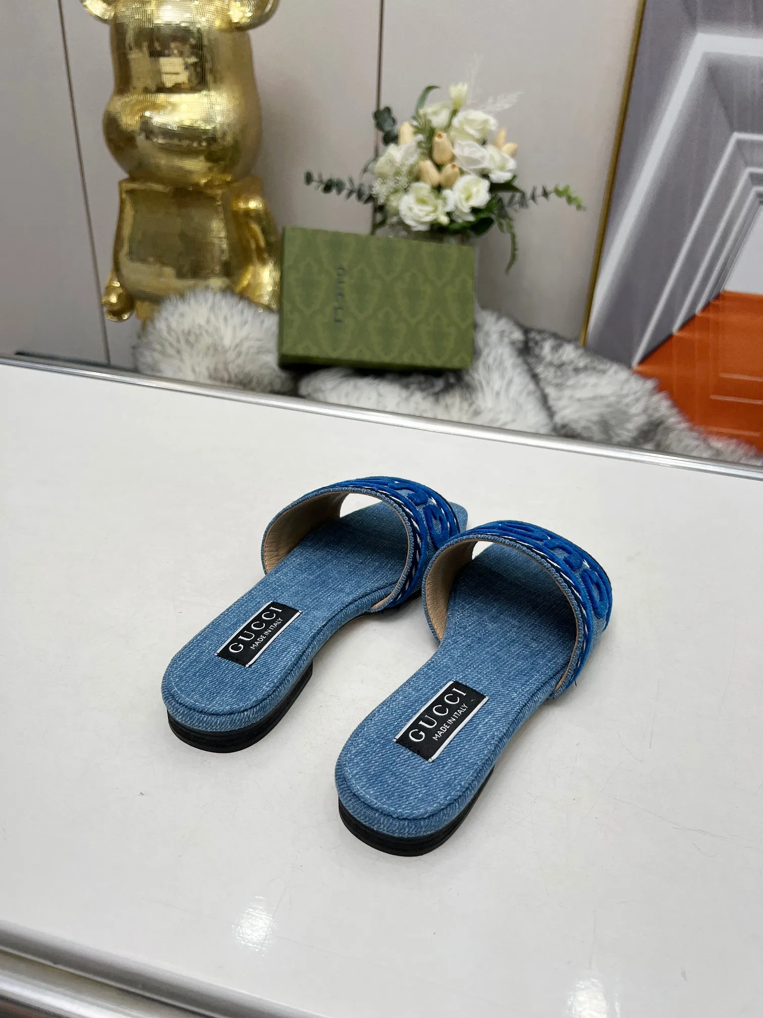 👟👟Ex-factory price 340👟👟 Genuine leather sole 200 Gucci 2024/Spring and summer new electric embroidery flat slippers hot style online —————————————— Perfect interpretation! The original development supports any comparison in the market! Carefully crafted materials! Months in the making! The pattern is extremely beautiful! Unique charm. The fabric is made from the original one-to-one ratio! Flash sale market free version! The thorn lines and three-dimensional effect are full! High-end and high-end Factory No.: 828-16 ꫛꫀꪝ Go➫ Materials: ❶ Upper: Electric embroidery environmentally friendly washed denim fabric ❷ Feet: imported sheepskin, lining sheepskin. ❸Outsole! Original Italian leather outsole ➕ Rubber outsole ........................................ ♡Size: 35-44 ♡Colour: 1cm